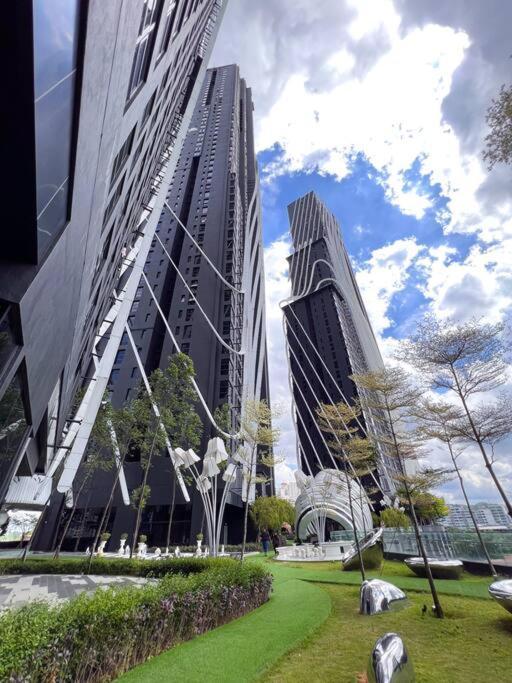 Modern Suites At Arte Mont Kiara By Iconique Kuala Lumpur Exterior photo